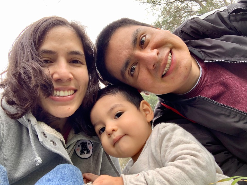 Con mi esposo Carlos y mi hijo Santiago Con mi esposo Carlos y mi hijo Santiago